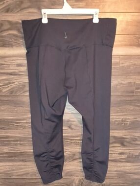 Nike Dri-FIT Plus Size 1X Black 7/8 Leggings - Ruched Detail High Performance